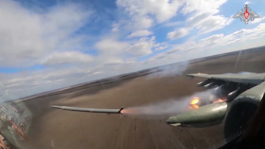 Cường kích Su-25 của Nga bay tầm thấp phóng tên lửa vào mục tiêu ở Ukraine
